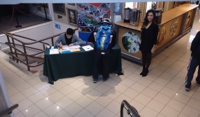 Stand y anfritrion con promotor